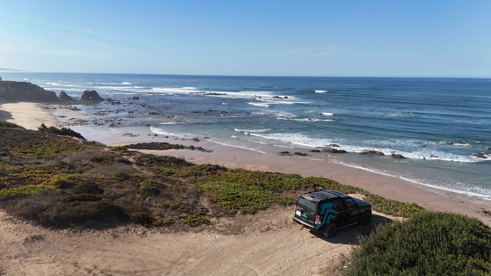 La nostra macchina parcheggiata sulla scogliera sopra la spiaggia e il reef